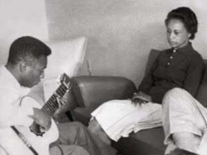 Pelé Instagram - Hoje, celebramos 100 anos de vida da Dona Celeste. Desde criancinha, ela me ensinou o valor do amor e da paz. Eu tenho muito mais de uma centena de motivos para agradecer por ser o seu filho. Compartilho essas fotos com vocês, com muita emoção por celebrar este dia. Obrigado por todos os dias ao seu lado, mãe.
.

Today, we celebrate 100 years of Dona Celeste's life. From a young age, she taught me the value of love and peace. I have well over a hundred reasons to be thankful for being her son. I share these photos with you, with great emotion to celebrate this day. Thank you for every day by your side, Mom.