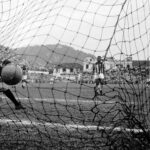 Pelé Instagram - Durante um amistoso entre o Santos e o River Plate em 1962, Pelé colocou em prática uma jogada que observava durante os treinos de sua própria equipe: a paradinha na cobrança de pênalti. O Rei utilizou esse artifício e marcou o gol, mas o árbitro Aurélio Bossolino anulou a jogada e assinalou falta contra o Santos. A Fifa, na época, condenou a atitude do árbitro, e a manobra passou a ser permitida. Segundo Pelé, ele teria copiado a ideia do meia Didi. No entanto, em 2010, na Copa da África do Sul, a paradinha foi proibida de vez. . In 1962, during a friendly match between Santos and River Plate, Pelé executed a move he had observed in his own team's training: stopping briefly before kicking the ball during a penalty kick. He used this technique to score a goal, but referee Aurélio Bossolino annulled the play and signaled a foul against Santos. FIFA condemned the referee's decision at the time, subsequently allowing the “trick”. Pelé admitted that he had adopted the idea from midfielder Didi. However, during the FIFA World Cup 2010 in South Africa, this move was officially prohibited.