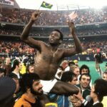 Pelé Instagram - Além de sua despedida do futebol no New York Cosmos, Pelé teve outras duas oportunidades memoráveis de agradecer aos seus fãs. A primeira foi da Seleção Brasileira em 1971, durante um amistoso contra a Iugoslávia no Maracanã. Três anos depois, ele se despediu do Santos, após 18 anos com a camisa do clube, em uma partida contra a Ponte Preta, de Campinas. . In addition to his farewell to football at the New York Cosmos, Pelé had two other memorable opportunities to thank his fans. The first was with the Brazilian team in 1971, during a friendly against Yugoslavia at Maracanã. Three years later, he said goodbye to Santos, after 18 years with the club's shirt, in a match against Ponte Preta, from Campinas.