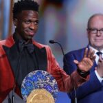 Pelé Instagram - O trabalho de @vinijr em prol de causas sociais é memorável e sua luta contra o racismo é notável. A Pelé Foundation parabeniza o atleta por seu protagonismo dentro e fora dos gramados e agradece ao @ballondorofficial pela linda homenagem ao Rei Pelé. Também parabenizamos @leomessi e @aitana.bonmati pelas merecidas premiações. . @vinijr's work for social causes is memorable and his fight against racism is remarkable. The Pelé Foundation congratulates the athlete for his leading role on and off the pitch and thanks @ballondorofficial for the beautiful tribute to King Pelé. We also congratulate @leomessi and @aitana.bonmati for the well-deserved awards.
