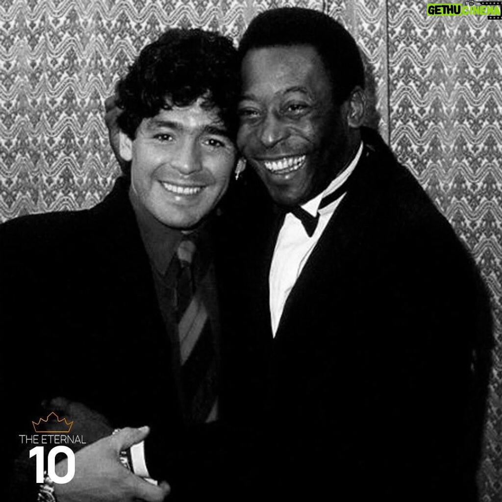 Pelé Instagram - Maradona era 20 anos mais jovem que Pelé. Enquanto o menino argentino crescia, estimulado pela paixão pela bola nas ruas de Buenos Aires, Pelé já batia seus recordes no futebol. Quando cresceu, transformando-se em um dos maiores jogadores de todos os tempos, era natural que comparassem Edson e Diego. Dois mestres, que apesar da rivalidade sadia, sempre foram grandes amigos. Hoje seria aniversário de Maradona, e queremos homenagear El Pibe de Oro, um maravilhoso jogador que marcou a todos nós e deixa muita saudade. . Maradona was 20 years younger than Pelé. While the Argentine boy was growing up, stimulated by his passion for the ball on the streets of Buenos Aires, Pelé was already breaking his football records. When he grew up, becoming one of the greatest players of all time, it was natural to compare Edson and Diego. Two masters, who despite their healthy rivalry, have always been great friends. Today is Maradona's birthday, and we want to pay tribute to El Pibe de Oro, a wonderful player who impacted us all and is greatly missed.
