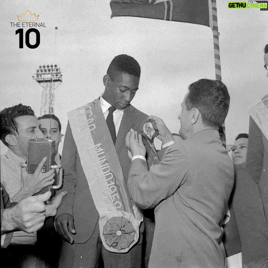Pelé Instagram - Com 17 anos, Pelé conquistou a oportunidade de jogar na Copa do Mundo da Suécia, depois de marcar 58 gols no campeonato estadual. Ele começou no banco de reservas e só ganhou uma chance na terceira rodada, contra a União Soviética. A partir desse ponto, ele não saiu mais do time. Nas partidas seguintes, que incluíram quartas de final, semifinal e a decisão contra País de Gales, França e Suécia, respectivamente, Pelé marcou seis gols e se tornou o jogador mais jovem a conquistar uma Copa do Mundo. Essa conquista cumpriu a promessa que ele havia feito a seu pai, Dondinho, oito anos antes. . At the age of 17, Pelé had the opportunity to play in the World Cup in Sweden, after scoring 58 goals in the state championship. Although he started on the bench and only got a chance in the third round, against the Soviet Union, from that point on, he never left the team. In the following matches, which included the quarterfinals, semifinals, and the final against Wales, France, and Sweden, respectively, Pelé scored six goals and became the youngest player to win a World Cup. This achievement fulfilled the promise he had made to his father, Dondinho, eight years earlier.