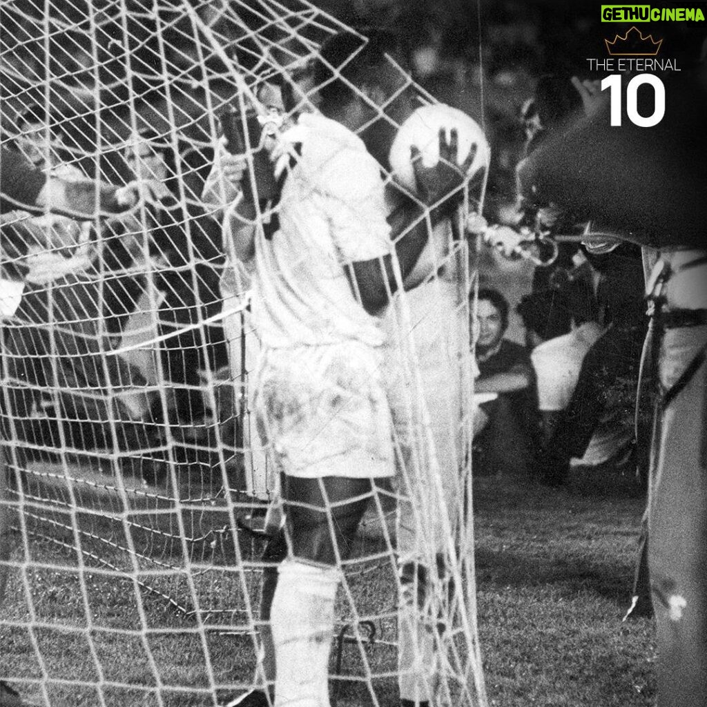 Pelé Instagram - Pelé entrou para o Livro dos Recordes por três grandes feitos: tornou-se o jogador de futebol com mais gols (1.283 em 1.363 partidas), o jogador com mais Copas do Mundo vencidas (1958, 1962 e 1970) e o jogador mais jovem a vencer uma Copa do Mundo, com apenas 17 anos e 249 dias, na Suécia, em 1958. . Pelé has achieved three remarkable feats that landed him in the Book of Records. He holds the record for the most goals scored by a football player, having scored 1,283 goals in 1,363 matches. Additionally, he holds the record for the most World Cup wins, having won the cup three times in 1958, 1962 and 1970. Finally, Pelé became the youngest player to win the World Cup at the age of just 17 years and 249 days, achieved in Sweden in 1958.