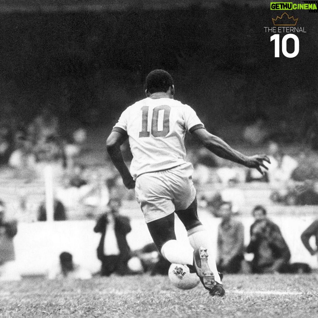 Pelé Instagram - A camisa número 10 no futebol, frequentemente associada ao jogador mais habilidoso e talentoso da equipe, tornou-se um símbolo com Pelé. No entanto, ele não começou usando a camisa 10 na Seleção. Sua estreia aconteceu com a camisa 9. Foi apenas a partir da Copa do Mundo de 1958, na Suécia, que Pelé passou a utilizar a camisa 10. Essa escolha ocorreu de forma aleatória, uma vez que a numeração foi atribuída por um membro da Fifa, já que o Brasil não havia enviado uma numeração prévia à entidade. . The number 10 shirt in football is often associated with the most skilled and talented player on the team. For Pelé, it became a symbol of his greatness. However, when he first played for the national team, he wore shirt number 9. Pelé only started wearing shirt number 10 after the 1958 World Cup in Sweden. Interestingly, this choice occurred randomly, as the number was assigned by a FIFA member. Brazil had not sent a prior number to the entity.
