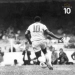 Pelé Instagram – A camisa número 10 no futebol, frequentemente associada ao jogador mais habilidoso e talentoso da equipe, tornou-se um símbolo com Pelé. No entanto, ele não começou usando a camisa 10 na Seleção. Sua estreia aconteceu com a camisa 9. Foi apenas a partir da Copa do Mundo de 1958, na Suécia, que Pelé passou a utilizar a camisa 10. Essa escolha ocorreu de forma aleatória, uma vez que a numeração foi atribuída por um membro da Fifa, já que o Brasil não havia enviado uma numeração prévia à entidade.
.
The number 10 shirt in football is often associated with the most skilled and talented player on the team. For Pelé, it became a symbol of his greatness. However, when he first played for the national team, he wore shirt number 9. Pelé only started wearing shirt number 10 after the 1958 World Cup in Sweden. Interestingly, this choice occurred randomly, as the number was assigned by a FIFA member. Brazil had not sent a prior number to the entity.