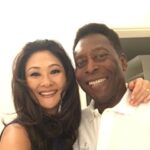 Pelé Instagram – No aniversário do Rei Pelé, Márcia Aoki, que deu tanto amor ao Rei em vida, escreveu um texto e nos pediu para compartilhar com vocês. 

“Na união da sabedoria e compaixão emerge um companheirismo profundo, uma harmonia sublime.

Abraçando a natureza transitória da existência, o desabrochar das flores oferece um consolo calmante, curando o coração e a mente.

Que sua luz agora no Universo se irradie resplandecentemente”. 

–

On King Pelé’s birthday, Márcia Aoki, who gave so much love to the King while he was alive, wrote a text and asked us to share it with you.

“In the union of wisdom and compassion, a deep companionship emerges, a sublime harmony.

Embracing the transitory nature of existence, the blooming of flowers offers calming solace, healing the heart and mind.

May your light now radiate resplendently in the Universe”.