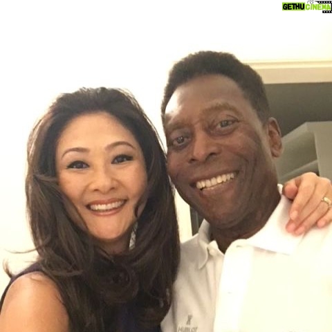 Pelé Instagram - No aniversário do Rei Pelé, Márcia Aoki, que deu tanto amor ao Rei em vida, escreveu um texto e nos pediu para compartilhar com vocês. "Na união da sabedoria e compaixão emerge um companheirismo profundo, uma harmonia sublime. Abraçando a natureza transitória da existência, o desabrochar das flores oferece um consolo calmante, curando o coração e a mente. Que sua luz agora no Universo se irradie resplandecentemente”. - On King Pelé's birthday, Márcia Aoki, who gave so much love to the King while he was alive, wrote a text and asked us to share it with you. "In the union of wisdom and compassion, a deep companionship emerges, a sublime harmony. Embracing the transitory nature of existence, the blooming of flowers offers calming solace, healing the heart and mind. May your light now radiate resplendently in the Universe”.