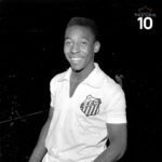 Pelé Instagram - A primeira vez que Pelé foi forçado a voltar ao campo devido à insistência do público aconteceu em Lima, Peru, em 17 de janeiro de 1962. O Santos estava vencendo o Alianza por 5 a 1. No intervalo, o técnico Lula substituiu Pelé por Pagão, mas a torcida, insatisfeita por não ver o craque santista retornar com a equipe, começou a protestar e ameaçou invadir o campo. O juiz interrompeu o jogo e solicitou ao técnico Lula que trouxesse de volta o Rei Pelé, que substituiu Coutinho. . On January 17, 1962, during a match between Santos and Alianza in Lima, Peru, Pelé was forced to return to the field due to public insistence. At half-time, with Santos leading 5-1, coach Lula decided to replace Pelé with Pagão. However, the fans were not satisfied with not seeing their star player return to the field with the team and began to protest, threatening to invade the field. The referee interrupted the game and requested that coach Lula bring back Pelé. Consequently, he replaced Coutinho and returned to the field.
