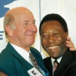 Pelé Instagram - Hoje um grande amigo do Rei, Sir Bobby Charlton, nos deixou. Agora, os dois cavaleiros da Coroa Britânica poderão jogar bola no céu. A Pelé Foundation lamenta profundamente essa notícia e transmite seu pesar e carinho para sua esposa, Lady Norma, familiares e amigos. . Today a great friend of the King, Sir Bobby Charlton, left us. Now, the two knights of the British Crown will be able to play football in heaven. The Pelé Foundation deeply regrets this news and conveys its regret and affection to his wife Lady Norma, family and friends.