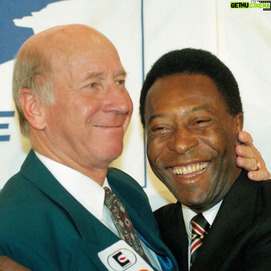 Pelé Instagram - Hoje um grande amigo do Rei, Sir Bobby Charlton, nos deixou. Agora, os dois cavaleiros da Coroa Britânica poderão jogar bola no céu. A Pelé Foundation lamenta profundamente essa notícia e transmite seu pesar e carinho para sua esposa, Lady Norma, familiares e amigos. . Today a great friend of the King, Sir Bobby Charlton, left us. Now, the two knights of the British Crown will be able to play football in heaven. The Pelé Foundation deeply regrets this news and conveys its regret and affection to his wife Lady Norma, family and friends.