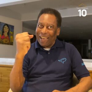 Pelé Instagram - Após sua carreira como atleta, Pelé desenvolveu o hábito de ficar acordado até tarde da noite. Era conhecido por seus familiares como uma pessoa notívaga. Durante sua aposentadoria, gravava vídeos para as redes sociais e cumpria seus compromissos profissionais durante a madrugada. Ele aproveitava as noites para ouvir música enquanto realizava suas tarefas. . After retiring from his career as an athlete, Pelé got into the habit of staying up late at night. His family referred to him as a night owl. During his retirement, he would record videos for social media and fulfill his professional commitments during the early hours of the morning. He would take advantage of the evenings to listen to music while carrying out his tasks.