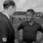 Pelé Instagram - O nome Edson foi escolhido como homenagem ao inventor da lâmpada elétrica, o americano Thomas Edison. Inicialmente, sua família o chamava de Dico, mas na escola, ele adotou o apelido Pelé, devido a uma confusão na pronúncia do nome de um de seus ídolos no futebol, o goleiro Bilé, que jogava no Vasco. . Edson was given his name as a tribute to the American inventor of the electric light bulb, Thomas Edison. He was originally called Dico by his family, but at school, he picked up the nickname Pelé after a mix-up in the pronunciation of the name of one of his football idols, Vasco goalkeeper Bilé.