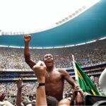 Pelé Instagram – A @fifaworldcup anunciou os estádios para a Copa do Mundo de 2026. A partida de estreia, no Estádio Azteca, onde Pelé foi tricampeão em 1970. A grande final, em New Jersey, mesma região em que ele foi feliz ao levar seu futebol para os Estados Unidos, e jogou sua última partida profissional.

A celebração final da maior competição esportiva do planeta será no mesmo lugar em que Pelé se despediu dos gramados pela última vez. O legado do Rei Pelé se mistura com a história do esporte novamente. 

Não há dúvidas que essas decisões não são meras coincidências. Talvez nada disso aconteceria, se ele não tivesse construído essa linda história. 

É um legado inconfundível, único e eterno. E poderemos vivenciar boas memórias dessa linda jornada enquanto assistirmos essas partidas.

Edson certamente estaria muito feliz em reviver estes momentos. São registros inesquecíveis para todos que realmente amam o futebol.
.
@fifaworldcup announced the stadiums for the 2026 World Cup. The opening match, at the Azteca Stadium, where Pelé was three-time champion in 1970. The grand final, in New Jersey, same region where he was happy to take his football to the United States, and played his last professional match.

The final celebration of the biggest sporting competition on the planet will be in the same place where Pelé said goodbye to the field for the last time. King Pelé’s legacy mixes with the history of sport again.

There is no doubt that these decisions are not just a coincidence. Perhaps none of this would have happened if he hadn’t created this beautiful story.

It is an unmistakable, unique and eternal legacy. And we will be able to experience good memories of this beautiful journey while watching these matches.

Edson would certainly be very happy to relive these moments. These are unforgettable records for everyone who truly loves football.