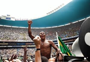 Pelé Instagram - A @fifaworldcup anunciou os estádios para a Copa do Mundo de 2026. A partida de estreia, no Estádio Azteca, onde Pelé foi tricampeão em 1970. A grande final, em New Jersey, mesma região em que ele foi feliz ao levar seu futebol para os Estados Unidos, e jogou sua última partida profissional.

A celebração final da maior competição esportiva do planeta será no mesmo lugar em que Pelé se despediu dos gramados pela última vez. O legado do Rei Pelé se mistura com a história do esporte novamente. 

Não há dúvidas que essas decisões não são meras coincidências. Talvez nada disso aconteceria, se ele não tivesse construído essa linda história. 

É um legado inconfundível, único e eterno. E poderemos vivenciar boas memórias dessa linda jornada enquanto assistirmos essas partidas.

Edson certamente estaria muito feliz em reviver estes momentos. São registros inesquecíveis para todos que realmente amam o futebol.
.
@fifaworldcup announced the stadiums for the 2026 World Cup. The opening match, at the Azteca Stadium, where Pelé was three-time champion in 1970. The grand final, in New Jersey, same region where he was happy to take his football to the United States, and played his last professional match.

The final celebration of the biggest sporting competition on the planet will be in the same place where Pelé said goodbye to the field for the last time. King Pelé’s legacy mixes with the history of sport again.

There is no doubt that these decisions are not just a coincidence. Perhaps none of this would have happened if he hadn’t created this beautiful story.

It is an unmistakable, unique and eternal legacy. And we will be able to experience good memories of this beautiful journey while watching these matches.

Edson would certainly be very happy to relive these moments. These are unforgettable records for everyone who truly loves football.