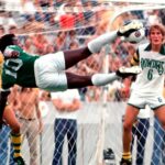 Pelé Instagram - A @fifaworldcup anunciou os estádios para a Copa do Mundo de 2026. A partida de estreia, no Estádio Azteca, onde Pelé foi tricampeão em 1970. A grande final, em New Jersey, mesma região em que ele foi feliz ao levar seu futebol para os Estados Unidos, e jogou sua última partida profissional. A celebração final da maior competição esportiva do planeta será no mesmo lugar em que Pelé se despediu dos gramados pela última vez. O legado do Rei Pelé se mistura com a história do esporte novamente. Não há dúvidas que essas decisões não são meras coincidências. Talvez nada disso aconteceria, se ele não tivesse construído essa linda história. É um legado inconfundível, único e eterno. E poderemos vivenciar boas memórias dessa linda jornada enquanto assistirmos essas partidas. Edson certamente estaria muito feliz em reviver estes momentos. São registros inesquecíveis para todos que realmente amam o futebol. . @fifaworldcup announced the stadiums for the 2026 World Cup. The opening match, at the Azteca Stadium, where Pelé was three-time champion in 1970. The grand final, in New Jersey, same region where he was happy to take his football to the United States, and played his last professional match. The final celebration of the biggest sporting competition on the planet will be in the same place where Pelé said goodbye to the field for the last time. King Pelé’s legacy mixes with the history of sport again. There is no doubt that these decisions are not just a coincidence. Perhaps none of this would have happened if he hadn’t created this beautiful story. It is an unmistakable, unique and eternal legacy. And we will be able to experience good memories of this beautiful journey while watching these matches. Edson would certainly be very happy to relive these moments. These are unforgettable records for everyone who truly loves football.