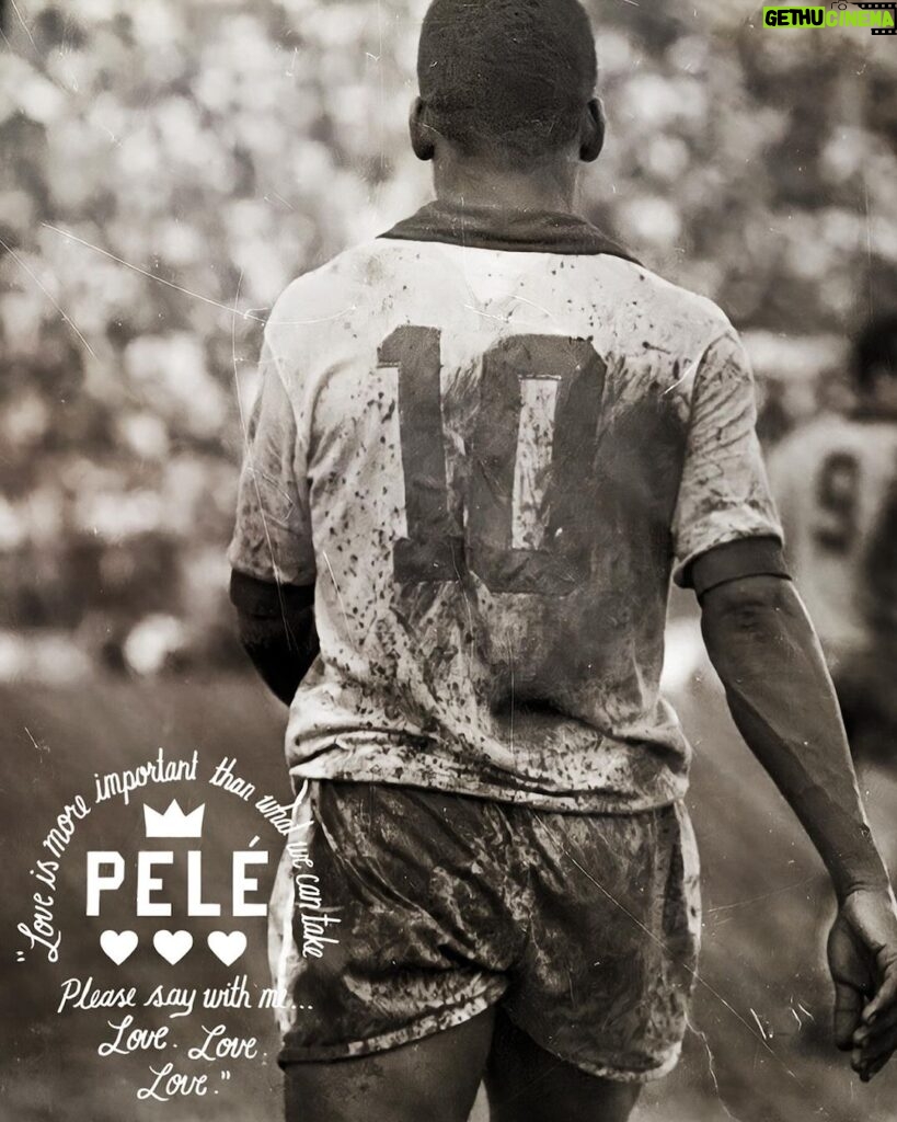 Pelé Instagram - “Tem sempre alguém lá fora tentando ser melhor que você, treinando mais do que você.” Pelé tinha mais do que somente um talento nato no futebol. Ele tinha uma ética profissional que correspondia. Sem ela, não existiria o Rei Pelé. Se você quer ser como o GOAT, você deve se esforçar como o GOAT. Novos produtos - @Rootsoffight x Pelé | Compre agora em pele10.org Link na bio #RootsofFight #KingPele #KnowYourRoots . “There is always someone out there getting better than you by training harder than you.” Pelé had more than a god given talent for football. He had the work ethic to match. Without that, there would be no King Pelé. If you want to be like the GOAT, you have to work like the GOAT. New Arrival - @Rootsoffight x Pelé | Shop now at pele10.org Link in bio #RootsofFight #KingPele #KnowYourRoots