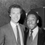 Pelé Instagram - Eram muito mais que bons amigos. Rei Pelé chamava Beckenbauer de irmão. Parceiros de time, quando jogaram juntos no New York Cosmos, as duas lendas nutriram uma linda e rara amizade, ao longo de toda a vida. Essa é uma despedida difícil para quem ama o futebol. Todavia, esperamos que seja um lindo reencontro no céu. Obrigado por tudo, @franzbeckenbauer. . They were much more than good friends. King Pelé called Beckenbauer his brother. Team partners, when they played together for the New York Cosmos, the two legends nurtured a beautiful and rare friendship throughout their lives. This is a difficult farewell for anyone who loves football. However, we hope it will be a beautiful reunion in heaven. Thanks for everything, Beckenbauer.