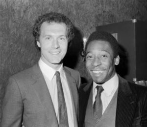Pelé Instagram - Eram muito mais que bons amigos. Rei Pelé chamava Beckenbauer de irmão. Parceiros de time, quando jogaram juntos no New York Cosmos, as duas lendas nutriram uma linda e rara amizade, ao longo de toda a vida. Essa é uma despedida difícil para quem ama o futebol. Todavia, esperamos que seja um lindo reencontro no céu. Obrigado por tudo, @franzbeckenbauer.
.
They were much more than good friends. King Pelé called Beckenbauer his brother. Team partners, when they played together for the New York Cosmos, the two legends nurtured a beautiful and rare friendship throughout their lives. This is a difficult farewell for anyone who loves football. However, we hope it will be a beautiful reunion in heaven. Thanks for everything, Beckenbauer.