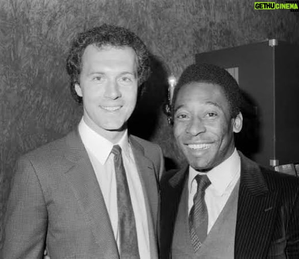 Pelé Instagram - Eram muito mais que bons amigos. Rei Pelé chamava Beckenbauer de irmão. Parceiros de time, quando jogaram juntos no New York Cosmos, as duas lendas nutriram uma linda e rara amizade, ao longo de toda a vida. Essa é uma despedida difícil para quem ama o futebol. Todavia, esperamos que seja um lindo reencontro no céu. Obrigado por tudo, @franzbeckenbauer. . They were much more than good friends. King Pelé called Beckenbauer his brother. Team partners, when they played together for the New York Cosmos, the two legends nurtured a beautiful and rare friendship throughout their lives. This is a difficult farewell for anyone who loves football. However, we hope it will be a beautiful reunion in heaven. Thanks for everything, Beckenbauer.