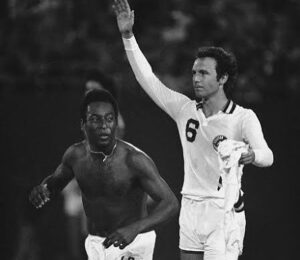 Pelé Instagram - Eram muito mais que bons amigos. Rei Pelé chamava Beckenbauer de irmão. Parceiros de time, quando jogaram juntos no New York Cosmos, as duas lendas nutriram uma linda e rara amizade, ao longo de toda a vida. Essa é uma despedida difícil para quem ama o futebol. Todavia, esperamos que seja um lindo reencontro no céu. Obrigado por tudo, @franzbeckenbauer.
.
They were much more than good friends. King Pelé called Beckenbauer his brother. Team partners, when they played together for the New York Cosmos, the two legends nurtured a beautiful and rare friendship throughout their lives. This is a difficult farewell for anyone who loves football. However, we hope it will be a beautiful reunion in heaven. Thanks for everything, Beckenbauer.