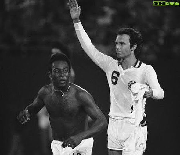 Pelé Instagram - Eram muito mais que bons amigos. Rei Pelé chamava Beckenbauer de irmão. Parceiros de time, quando jogaram juntos no New York Cosmos, as duas lendas nutriram uma linda e rara amizade, ao longo de toda a vida. Essa é uma despedida difícil para quem ama o futebol. Todavia, esperamos que seja um lindo reencontro no céu. Obrigado por tudo, @franzbeckenbauer. . They were much more than good friends. King Pelé called Beckenbauer his brother. Team partners, when they played together for the New York Cosmos, the two legends nurtured a beautiful and rare friendship throughout their lives. This is a difficult farewell for anyone who loves football. However, we hope it will be a beautiful reunion in heaven. Thanks for everything, Beckenbauer.