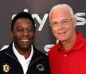 Pelé Instagram - Eram muito mais que bons amigos. Rei Pelé chamava Beckenbauer de irmão. Parceiros de time, quando jogaram juntos no New York Cosmos, as duas lendas nutriram uma linda e rara amizade, ao longo de toda a vida. Essa é uma despedida difícil para quem ama o futebol. Todavia, esperamos que seja um lindo reencontro no céu. Obrigado por tudo, @franzbeckenbauer.
.
They were much more than good friends. King Pelé called Beckenbauer his brother. Team partners, when they played together for the New York Cosmos, the two legends nurtured a beautiful and rare friendship throughout their lives. This is a difficult farewell for anyone who loves football. However, we hope it will be a beautiful reunion in heaven. Thanks for everything, Beckenbauer.