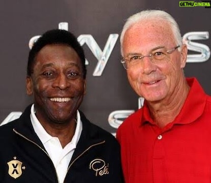 Pelé Instagram - Eram muito mais que bons amigos. Rei Pelé chamava Beckenbauer de irmão. Parceiros de time, quando jogaram juntos no New York Cosmos, as duas lendas nutriram uma linda e rara amizade, ao longo de toda a vida. Essa é uma despedida difícil para quem ama o futebol. Todavia, esperamos que seja um lindo reencontro no céu. Obrigado por tudo, @franzbeckenbauer. . They were much more than good friends. King Pelé called Beckenbauer his brother. Team partners, when they played together for the New York Cosmos, the two legends nurtured a beautiful and rare friendship throughout their lives. This is a difficult farewell for anyone who loves football. However, we hope it will be a beautiful reunion in heaven. Thanks for everything, Beckenbauer.