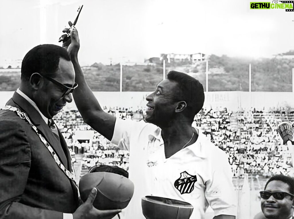 Pelé Instagram - No dia 04 de fevereiro de 1969, uma excursão do @santosfc de Rei Pelé pela África fez parar a Guerra do Biafra, também conhecida como Guerra Civil Nigeriana. Tudo para ver o time jogar na cidade de Benin, na Nigéria. Uma trégua na violência. Um dia de paz, em paixão ao esporte. Um marco na história de Pelé, que sempre pregou o amor. . On February 4, 1969, a tour led by King Pelé’s @santosfc through Africa played a significant role in halting the Biafra War, also known as the Nigerian Civil War. Everything came to a pause as people gathered to watch the team play in Benin City, Nigeria. A truce emerged amid the violence, marking a day of peace fueled by the shared passion for sport. This event stands as a milestone in Pelé’s history, reflecting his enduring commitment to promoting love.