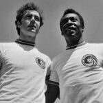 Pelé Instagram - Eram muito mais que bons amigos. Rei Pelé chamava Beckenbauer de irmão. Parceiros de time, quando jogaram juntos no New York Cosmos, as duas lendas nutriram uma linda e rara amizade, ao longo de toda a vida. Essa é uma despedida difícil para quem ama o futebol. Todavia, esperamos que seja um lindo reencontro no céu. Obrigado por tudo, @franzbeckenbauer. . They were much more than good friends. King Pelé called Beckenbauer his brother. Team partners, when they played together for the New York Cosmos, the two legends nurtured a beautiful and rare friendship throughout their lives. This is a difficult farewell for anyone who loves football. However, we hope it will be a beautiful reunion in heaven. Thanks for everything, Beckenbauer.