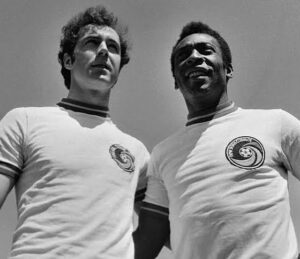 Pelé Instagram - Eram muito mais que bons amigos. Rei Pelé chamava Beckenbauer de irmão. Parceiros de time, quando jogaram juntos no New York Cosmos, as duas lendas nutriram uma linda e rara amizade, ao longo de toda a vida. Essa é uma despedida difícil para quem ama o futebol. Todavia, esperamos que seja um lindo reencontro no céu. Obrigado por tudo, @franzbeckenbauer.
.
They were much more than good friends. King Pelé called Beckenbauer his brother. Team partners, when they played together for the New York Cosmos, the two legends nurtured a beautiful and rare friendship throughout their lives. This is a difficult farewell for anyone who loves football. However, we hope it will be a beautiful reunion in heaven. Thanks for everything, Beckenbauer.