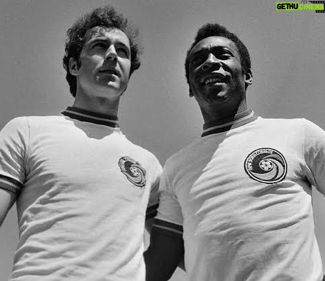 Pelé Instagram - Eram muito mais que bons amigos. Rei Pelé chamava Beckenbauer de irmão. Parceiros de time, quando jogaram juntos no New York Cosmos, as duas lendas nutriram uma linda e rara amizade, ao longo de toda a vida. Essa é uma despedida difícil para quem ama o futebol. Todavia, esperamos que seja um lindo reencontro no céu. Obrigado por tudo, @franzbeckenbauer. . They were much more than good friends. King Pelé called Beckenbauer his brother. Team partners, when they played together for the New York Cosmos, the two legends nurtured a beautiful and rare friendship throughout their lives. This is a difficult farewell for anyone who loves football. However, we hope it will be a beautiful reunion in heaven. Thanks for everything, Beckenbauer.