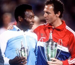 Pelé Instagram - Eram muito mais que bons amigos. Rei Pelé chamava Beckenbauer de irmão. Parceiros de time, quando jogaram juntos no New York Cosmos, as duas lendas nutriram uma linda e rara amizade, ao longo de toda a vida. Essa é uma despedida difícil para quem ama o futebol. Todavia, esperamos que seja um lindo reencontro no céu. Obrigado por tudo, @franzbeckenbauer.
.
They were much more than good friends. King Pelé called Beckenbauer his brother. Team partners, when they played together for the New York Cosmos, the two legends nurtured a beautiful and rare friendship throughout their lives. This is a difficult farewell for anyone who loves football. However, we hope it will be a beautiful reunion in heaven. Thanks for everything, Beckenbauer.