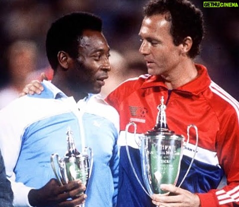 Pelé Instagram - Eram muito mais que bons amigos. Rei Pelé chamava Beckenbauer de irmão. Parceiros de time, quando jogaram juntos no New York Cosmos, as duas lendas nutriram uma linda e rara amizade, ao longo de toda a vida. Essa é uma despedida difícil para quem ama o futebol. Todavia, esperamos que seja um lindo reencontro no céu. Obrigado por tudo, @franzbeckenbauer. . They were much more than good friends. King Pelé called Beckenbauer his brother. Team partners, when they played together for the New York Cosmos, the two legends nurtured a beautiful and rare friendship throughout their lives. This is a difficult farewell for anyone who loves football. However, we hope it will be a beautiful reunion in heaven. Thanks for everything, Beckenbauer.