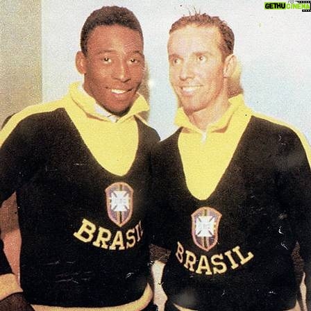 Pelé Instagram - Um dia triste para quem ama o futebol. O Velho Lobo se despede de nós. Se existir uma Seleção de jogadores no céu, agora ela recebe um grande treinador. Esperamos que estes dois amigos se reencontrem, e que seus legados no esporte sejam preservados para sempre. A Pelé Foundation transmite seu pesar a todos amigos e familiares de Zagallo. . A sad day for those who love football. The “Old Wolf” says goodbye to us. If there is a national team of players in heaven, now it receives a great coach. We hope that these two friends will meet again, and that their legacies in the sport will be preserved forever. The Pelé Foundation conveys its condolences to all of Zagallo’s friends and family.