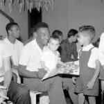 Pelé Instagram – Neste Natal, lembre-se das criancinhas. Faça uma pequena ação solidária para as crianças carentes do Brasil. É o que o Rei Pelé gostaria. A Pelé Foundation deseja um Natal cheio de paz, amor e solidariedade para todos. 
.
This Christmas, let’s remember the little children. Take a small solidarity action for needy children in Brazil. This is what King Pelé would appreciate. The Pelé Foundation wishes everyone a Christmas full of peace, love, and solidarity.