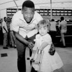Pelé Instagram - Neste Natal, lembre-se das criancinhas. Faça uma pequena ação solidária para as crianças carentes do Brasil. É o que o Rei Pelé gostaria. A Pelé Foundation deseja um Natal cheio de paz, amor e solidariedade para todos. . This Christmas, let’s remember the little children. Take a small solidarity action for needy children in Brazil. This is what King Pelé would appreciate. The Pelé Foundation wishes everyone a Christmas full of peace, love, and solidarity.