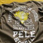 Pelé Instagram – “Depois do quinto gol, até eu quis torcer por ele.”
– Sigge Parling da Suécia sobre o grande Pelé, após a final da Copa do Mundo de 1958.

Quer saber o quão mágico Pelé foi desde o início? Quando criança, no verão de 1950, Pelé viu seu pai chorar quando o Brasil perdeu na Copa do Mundo contra o Uruguai, e fez uma promessa ao pai naquele momento: ele não permitiria que isso acontecesse quando ele chegasse lá. Em 1958, com apenas 17 anos, o fenômeno Pelé fez tudo certo. Ele marcou duas vezes na final da Copa do Mundo para ajudar o Brasil a vencer a Suécia, quebrando alguns recordes naquele dia, bem como os corações dos fiéis suecos em seu próprio território.

Desde então? Ele se tornou o maior astro do futebol já conhecido. @rootsoffight está relembrando aquele momento único na Suécia, em 1958, quando Pelé fez seu nome, com este novo lançamento na coleção oficial.

Pelé x @rootsoffight | Rootsoffight. com.
#RootsofFight #KnowYourRoots
.
“After the fifth goal, even I wanted to cheer for him.”
– Sigge Parling of Sweden on the great Pelé, after the 1958 World Cup Final.

Want to know how magical Pelé was from the start? As a kid in the summer of 1950, Pelé watched his father weep as Brasil came up short in the World Cup against Uruguay, and he made a vow to his dad right then and there: He wouldn’t allow that to happen when he made it there. In 1958, at just 17 years old, the phenom Pelé made good. He scored twice in the World Cup Final to help Brasil beat Sweden, breaking a couple of records that day, as well as the hearts of the Swedish faithful on their own turf.

From there? He became the biggest superstar soccer had ever known. @rootsoffight is throwing back to that breakthrough moment in Sweden, 1958, when Pelé made a name with this new drop in the official collection.

Pelé x @rootsoffight | Rootsoffight.com.
#RootsofFight #KnowYourRoots