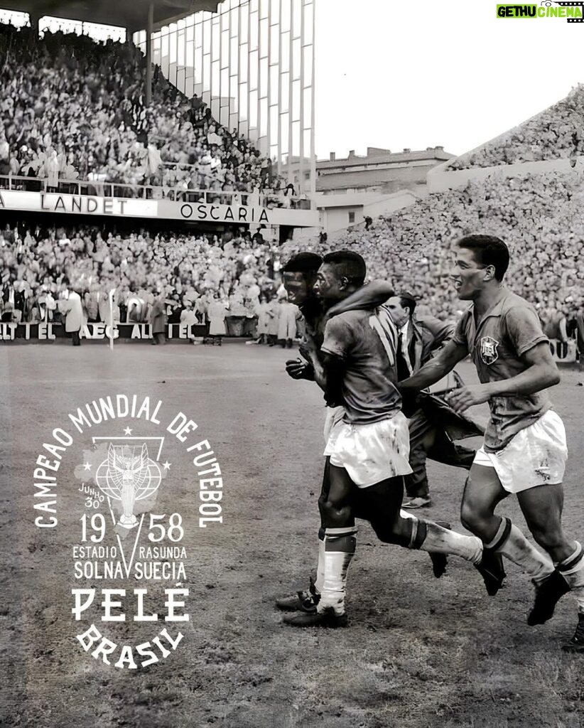 Pelé Instagram - “Depois do quinto gol, até eu quis torcer por ele.” – Sigge Parling da Suécia sobre o grande Pelé, após a final da Copa do Mundo de 1958. Quer saber o quão mágico Pelé foi desde o início? Quando criança, no verão de 1950, Pelé viu seu pai chorar quando o Brasil perdeu na Copa do Mundo contra o Uruguai, e fez uma promessa ao pai naquele momento: ele não permitiria que isso acontecesse quando ele chegasse lá. Em 1958, com apenas 17 anos, o fenômeno Pelé fez tudo certo. Ele marcou duas vezes na final da Copa do Mundo para ajudar o Brasil a vencer a Suécia, quebrando alguns recordes naquele dia, bem como os corações dos fiéis suecos em seu próprio território. Desde então? Ele se tornou o maior astro do futebol já conhecido. @rootsoffight está relembrando aquele momento único na Suécia, em 1958, quando Pelé fez seu nome, com este novo lançamento na coleção oficial. Pelé x @rootsoffight | Rootsoffight. com. #RootsofFight #KnowYourRoots . “After the fifth goal, even I wanted to cheer for him.” – Sigge Parling of Sweden on the great Pelé, after the 1958 World Cup Final. Want to know how magical Pelé was from the start? As a kid in the summer of 1950, Pelé watched his father weep as Brasil came up short in the World Cup against Uruguay, and he made a vow to his dad right then and there: He wouldn’t allow that to happen when he made it there. In 1958, at just 17 years old, the phenom Pelé made good. He scored twice in the World Cup Final to help Brasil beat Sweden, breaking a couple of records that day, as well as the hearts of the Swedish faithful on their own turf. From there? He became the biggest superstar soccer had ever known. @rootsoffight is throwing back to that breakthrough moment in Sweden, 1958, when Pelé made a name with this new drop in the official collection. Pelé x @rootsoffight | Rootsoffight.com. #RootsofFight #KnowYourRoots