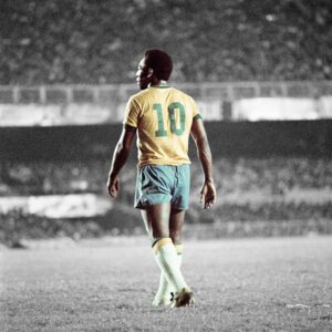 Pelé Instagram - A camisa amarela. O número 10. As três Copas do Mundo. O Rei não veste um uniforme. Ele veste a história. 
.
The yellow shirt. The number 10. The three World Cups. The King does not wear a uniform. He wears history.