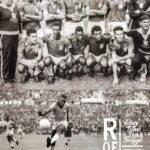 Pelé Instagram – “Depois do quinto gol, até eu quis torcer por ele.”
– Sigge Parling da Suécia sobre o grande Pelé, após a final da Copa do Mundo de 1958.

Quer saber o quão mágico Pelé foi desde o início? Quando criança, no verão de 1950, Pelé viu seu pai chorar quando o Brasil perdeu na Copa do Mundo contra o Uruguai, e fez uma promessa ao pai naquele momento: ele não permitiria que isso acontecesse quando ele chegasse lá. Em 1958, com apenas 17 anos, o fenômeno Pelé fez tudo certo. Ele marcou duas vezes na final da Copa do Mundo para ajudar o Brasil a vencer a Suécia, quebrando alguns recordes naquele dia, bem como os corações dos fiéis suecos em seu próprio território.

Desde então? Ele se tornou o maior astro do futebol já conhecido. @rootsoffight está relembrando aquele momento único na Suécia, em 1958, quando Pelé fez seu nome, com este novo lançamento na coleção oficial.

Pelé x @rootsoffight | Rootsoffight. com.
#RootsofFight #KnowYourRoots
.
“After the fifth goal, even I wanted to cheer for him.”
– Sigge Parling of Sweden on the great Pelé, after the 1958 World Cup Final.

Want to know how magical Pelé was from the start? As a kid in the summer of 1950, Pelé watched his father weep as Brasil came up short in the World Cup against Uruguay, and he made a vow to his dad right then and there: He wouldn’t allow that to happen when he made it there. In 1958, at just 17 years old, the phenom Pelé made good. He scored twice in the World Cup Final to help Brasil beat Sweden, breaking a couple of records that day, as well as the hearts of the Swedish faithful on their own turf.

From there? He became the biggest superstar soccer had ever known. @rootsoffight is throwing back to that breakthrough moment in Sweden, 1958, when Pelé made a name with this new drop in the official collection.

Pelé x @rootsoffight | Rootsoffight.com.
#RootsofFight #KnowYourRoots