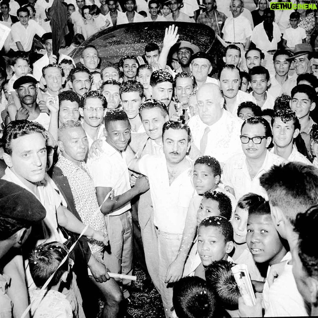 Pelé Instagram - Muito mais que um clube de futebol. Um escudo que desbravou fronteiras com pioneirismo e amor pelo Brasil. Um time que atravessou oceanos, levando o futebol brasileiro para diversos lugares do planeta. Um manto que inspirou a transformação do jeito de jogar futebol no mundo inteiro. Eis algumas fotos raras, para lembrarmos da história do @santosfc, que é grandiosa e nunca irá se apagar. . Much more than a football club, Santos FC is a shield that has explored frontiers with a pioneering spirit and a love for Brazil. It is a team that has crossed oceans, taking Brazilian football to different places on the planet. A mantle that has inspired the transformation of the way football is played around the world. Here are some rare photos to remind us of the great history of @santosfc, which will never fade away.