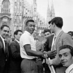 Pelé Instagram – Muito mais que um clube de futebol. Um escudo que desbravou fronteiras com pioneirismo e amor pelo Brasil. Um time que atravessou oceanos, levando o futebol brasileiro para diversos lugares do planeta. Um manto que inspirou a transformação do jeito de jogar futebol no mundo inteiro. Eis algumas fotos raras, para lembrarmos da história do @santosfc, que é grandiosa e nunca irá se apagar. 
.
Much more than a football club, Santos FC is a shield that has explored frontiers with a pioneering spirit and a love for Brazil. It is a team that has crossed oceans, taking Brazilian football to different places on the planet. A mantle that has inspired the transformation of the way football is played around the world. Here are some rare photos to remind us of the great history of @santosfc, which will never fade away.