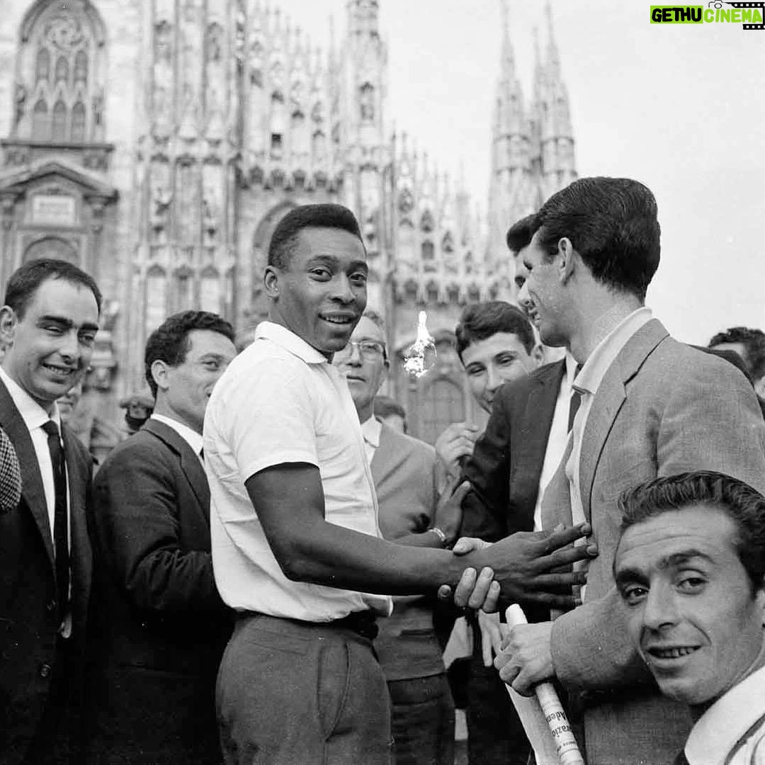 Pelé Instagram - Muito mais que um clube de futebol. Um escudo que desbravou fronteiras com pioneirismo e amor pelo Brasil. Um time que atravessou oceanos, levando o futebol brasileiro para diversos lugares do planeta. Um manto que inspirou a transformação do jeito de jogar futebol no mundo inteiro. Eis algumas fotos raras, para lembrarmos da história do @santosfc, que é grandiosa e nunca irá se apagar. . Much more than a football club, Santos FC is a shield that has explored frontiers with a pioneering spirit and a love for Brazil. It is a team that has crossed oceans, taking Brazilian football to different places on the planet. A mantle that has inspired the transformation of the way football is played around the world. Here are some rare photos to remind us of the great history of @santosfc, which will never fade away.