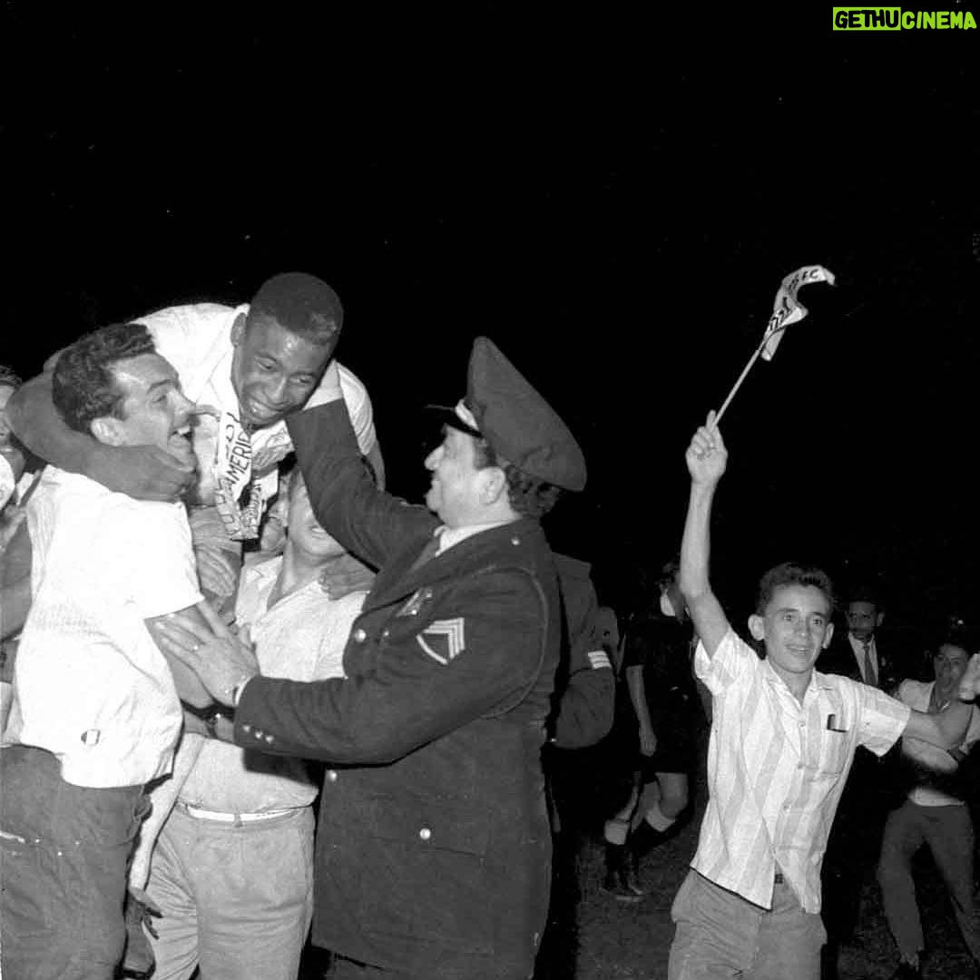 Pelé Instagram - Muito mais que um clube de futebol. Um escudo que desbravou fronteiras com pioneirismo e amor pelo Brasil. Um time que atravessou oceanos, levando o futebol brasileiro para diversos lugares do planeta. Um manto que inspirou a transformação do jeito de jogar futebol no mundo inteiro. Eis algumas fotos raras, para lembrarmos da história do @santosfc, que é grandiosa e nunca irá se apagar. . Much more than a football club, Santos FC is a shield that has explored frontiers with a pioneering spirit and a love for Brazil. It is a team that has crossed oceans, taking Brazilian football to different places on the planet. A mantle that has inspired the transformation of the way football is played around the world. Here are some rare photos to remind us of the great history of @santosfc, which will never fade away.