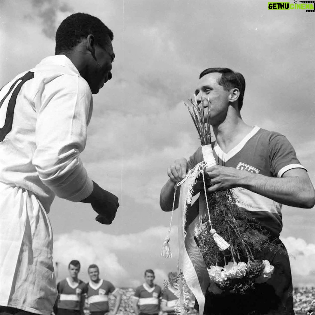 Pelé Instagram - Muito mais que um clube de futebol. Um escudo que desbravou fronteiras com pioneirismo e amor pelo Brasil. Um time que atravessou oceanos, levando o futebol brasileiro para diversos lugares do planeta. Um manto que inspirou a transformação do jeito de jogar futebol no mundo inteiro. Eis algumas fotos raras, para lembrarmos da história do @santosfc, que é grandiosa e nunca irá se apagar. . Much more than a football club, Santos FC is a shield that has explored frontiers with a pioneering spirit and a love for Brazil. It is a team that has crossed oceans, taking Brazilian football to different places on the planet. A mantle that has inspired the transformation of the way football is played around the world. Here are some rare photos to remind us of the great history of @santosfc, which will never fade away.