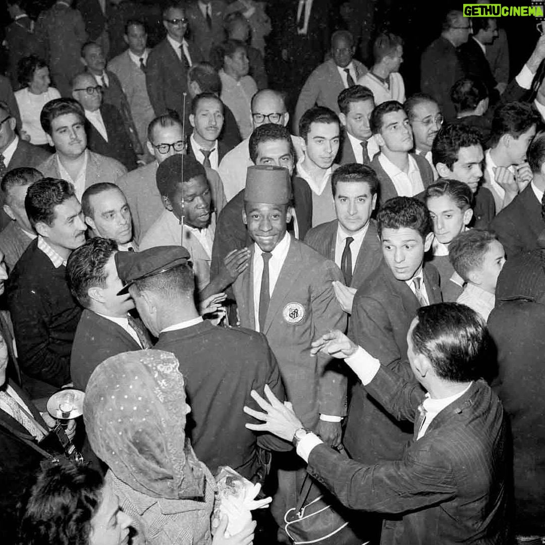 Pelé Instagram - Muito mais que um clube de futebol. Um escudo que desbravou fronteiras com pioneirismo e amor pelo Brasil. Um time que atravessou oceanos, levando o futebol brasileiro para diversos lugares do planeta. Um manto que inspirou a transformação do jeito de jogar futebol no mundo inteiro. Eis algumas fotos raras, para lembrarmos da história do @santosfc, que é grandiosa e nunca irá se apagar. . Much more than a football club, Santos FC is a shield that has explored frontiers with a pioneering spirit and a love for Brazil. It is a team that has crossed oceans, taking Brazilian football to different places on the planet. A mantle that has inspired the transformation of the way football is played around the world. Here are some rare photos to remind us of the great history of @santosfc, which will never fade away.