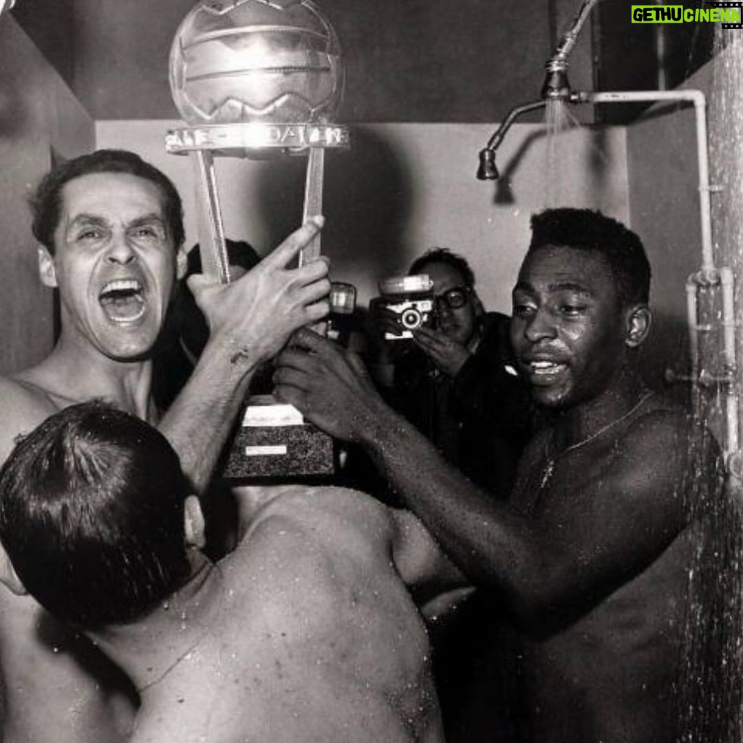 Pelé Instagram - Muito mais que um clube de futebol. Um escudo que desbravou fronteiras com pioneirismo e amor pelo Brasil. Um time que atravessou oceanos, levando o futebol brasileiro para diversos lugares do planeta. Um manto que inspirou a transformação do jeito de jogar futebol no mundo inteiro. Eis algumas fotos raras, para lembrarmos da história do @santosfc, que é grandiosa e nunca irá se apagar. . Much more than a football club, Santos FC is a shield that has explored frontiers with a pioneering spirit and a love for Brazil. It is a team that has crossed oceans, taking Brazilian football to different places on the planet. A mantle that has inspired the transformation of the way football is played around the world. Here are some rare photos to remind us of the great history of @santosfc, which will never fade away.