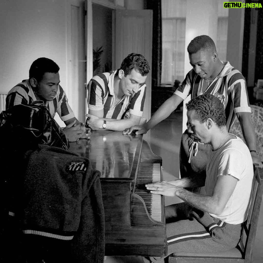 Pelé Instagram - Muito mais que um clube de futebol. Um escudo que desbravou fronteiras com pioneirismo e amor pelo Brasil. Um time que atravessou oceanos, levando o futebol brasileiro para diversos lugares do planeta. Um manto que inspirou a transformação do jeito de jogar futebol no mundo inteiro. Eis algumas fotos raras, para lembrarmos da história do @santosfc, que é grandiosa e nunca irá se apagar. . Much more than a football club, Santos FC is a shield that has explored frontiers with a pioneering spirit and a love for Brazil. It is a team that has crossed oceans, taking Brazilian football to different places on the planet. A mantle that has inspired the transformation of the way football is played around the world. Here are some rare photos to remind us of the great history of @santosfc, which will never fade away.