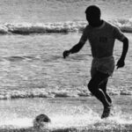 Pelé Instagram - Em homenagem a Cidade de Santos, que hoje completa 478 anos de existência, postamos essa imagem rara de Rei Pelé desfilando seu futebol nas areias da orla santista. Edson gostava muito de desfilar seu talento na praia de Santos, e jogava até de goleiro no seu tempo livre. Feliz aniversário para a cidade que acolheu Edson e que foi palco de várias de suas principais conquistas. In honor of the City of Santos, celebrating its 478th anniversary today, we’ve shared this rare image of King Pelé showcasing his football skills on the sands of the Santos coast. Edson truly enjoyed displaying his talent on Santos beach, even playing goalkeeper in his free time. Happy birthday to the city that welcomed Edson and served as the stage for several of his key achievements.