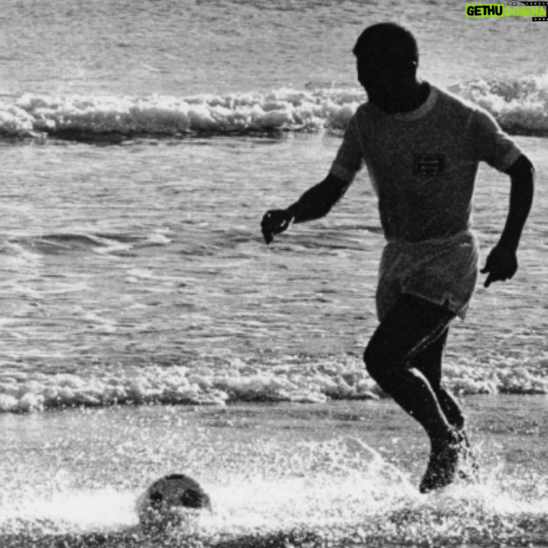 Pelé Instagram - Em homenagem a Cidade de Santos, que hoje completa 478 anos de existência, postamos essa imagem rara de Rei Pelé desfilando seu futebol nas areias da orla santista. Edson gostava muito de desfilar seu talento na praia de Santos, e jogava até de goleiro no seu tempo livre. Feliz aniversário para a cidade que acolheu Edson e que foi palco de várias de suas principais conquistas. In honor of the City of Santos, celebrating its 478th anniversary today, we’ve shared this rare image of King Pelé showcasing his football skills on the sands of the Santos coast. Edson truly enjoyed displaying his talent on Santos beach, even playing goalkeeper in his free time. Happy birthday to the city that welcomed Edson and served as the stage for several of his key achievements.